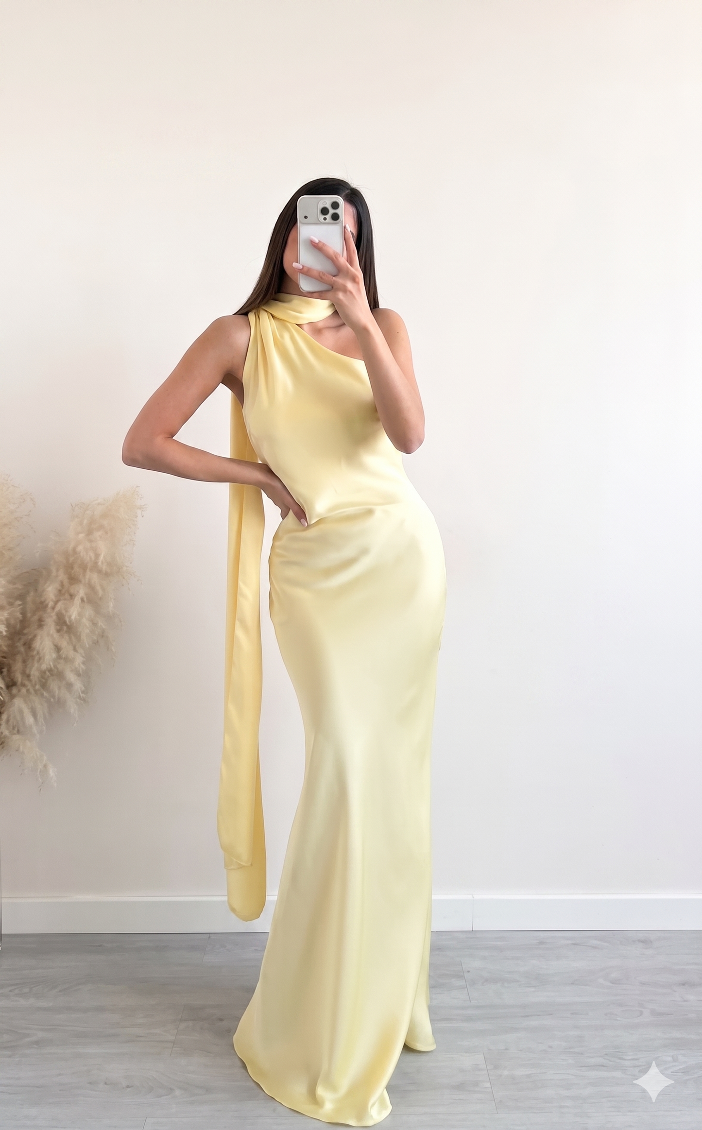 Vestido largo elegante de saten con cuello lazado