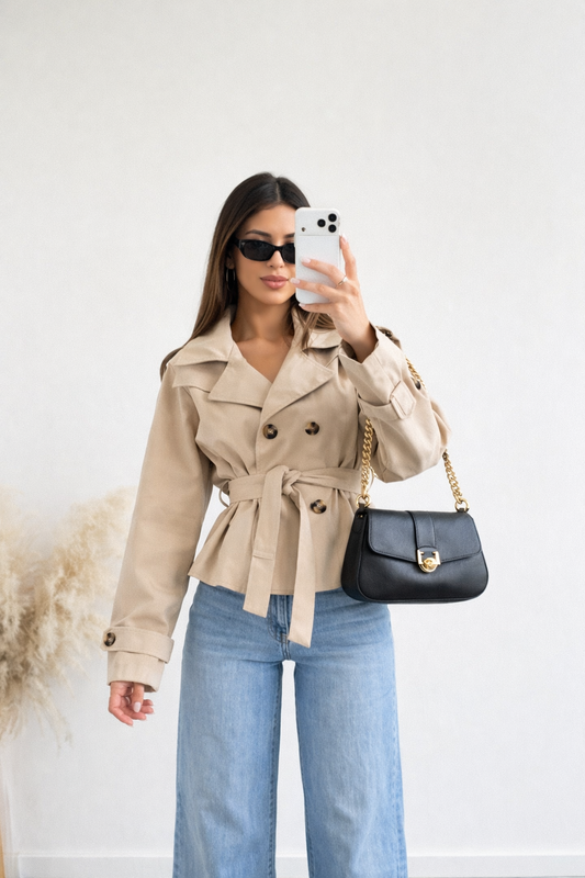 Gabardina trench corta con abotonadura doble.