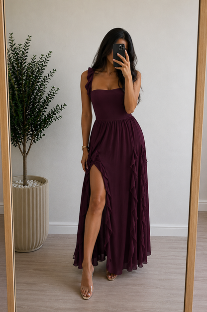 El vestido largo con abertura frontal y volantes