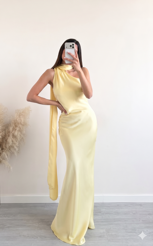 Vestido largo elegante de saten con cuello lazado